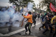 Al menos un policía resulta herido con una flecha en choques con manifestantes en Bogotá
