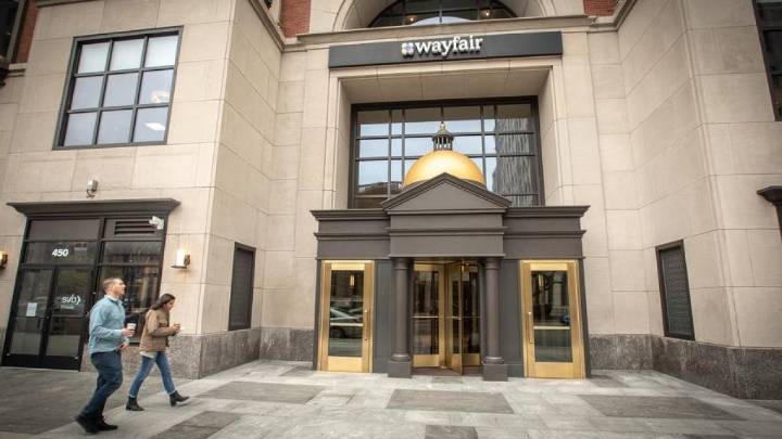 After one profitable quarter, Wayfair swings back into the red