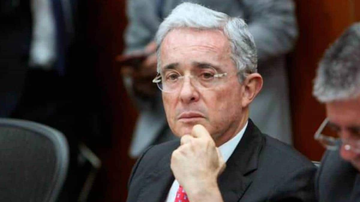 Expresidente Uribe presentó queja disciplinaria contra el ministro de Justicia Eduardo Montealegre