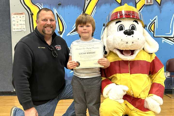 Wright makes the mark in coloring contest