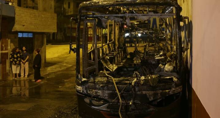Santa Anita: Bus de transporte público fue incendiado en plena vía pública