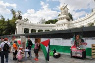 Colectivos pro Palestina piden respetar campamento y antimonumento frente a SRE