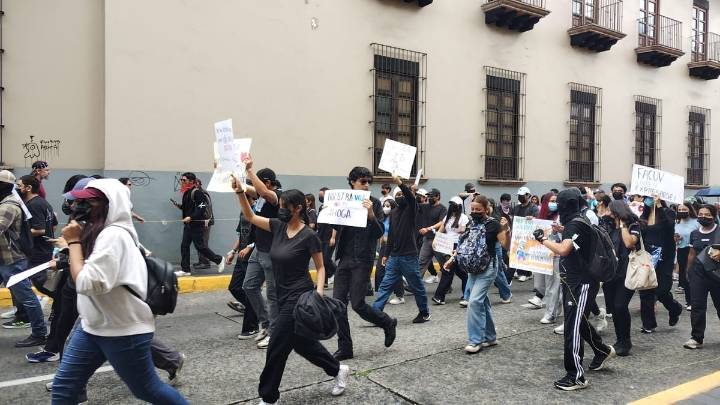 Estudiantes se manifiestan en Veracruz; acusan negligencia de la UV ante emergencia por inundaciones