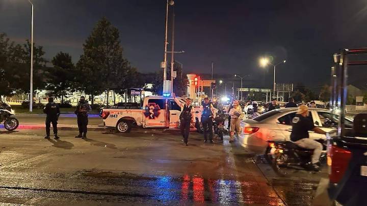 Accidente en Irapuato: automovilista impacta a patrulla de Medicina Táctica en Bulevar Solidaridad