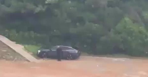 Agua a más de medio metro de altura y coches bloqueados, imágenes de la dana Alice en Mallorca