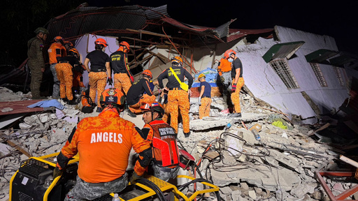 Rescatistas buscan sobrevivientes tras potente sismo en Filipinas que causó al menos 69 muertos