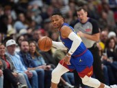 Russell Westbrook vestirá uniforme de Sacramento Kings
