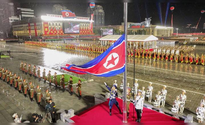 Corea del Norte exhibe sus misiles en desfile ante altos cargos de Rusia y China