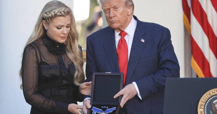 Donald Trump entrega la Medalla Presidencial de la Libertad a Charlie Kirk de forma póstuma