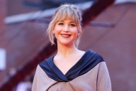 La falda boho con sudadera es el nuevo uniforme de las estrellas, por Jennifer Lawrence