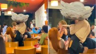 Un mozo “equilibrista” sorprendió a comensales con sus grandes destrezas