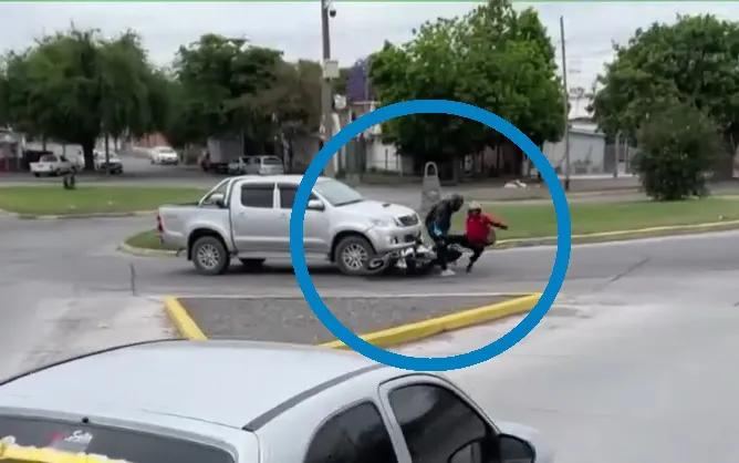 ¡Imprudencia! Circulaban en moto a contramano por una rotonda y una camioneta los chocó