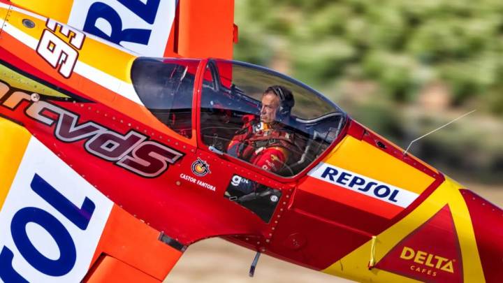 Castor Fantoba, leyenda del vuelo acrobático, tras ganar el campeonato de España a los 59 años: "No renunciar es aferrarse a la vida"