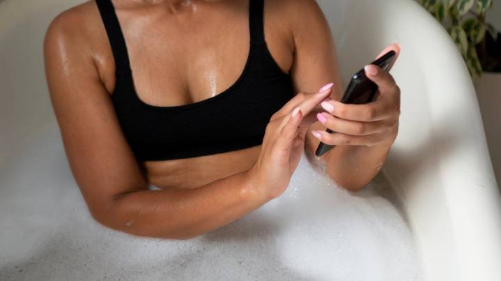 Tragedia en el hogar: una mujer pierde la vida tras ser electrocutada por usar su celular mientras se bañaba