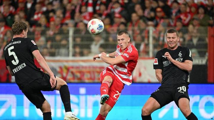 Struggling Gladbach's new sporting director keeps faith in replacement coach despite another loss