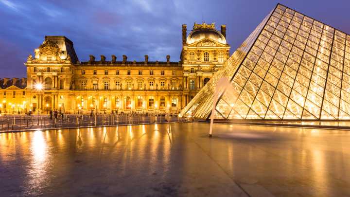 Louvre Quickly Shuts Down After Brazen Jewel Heist