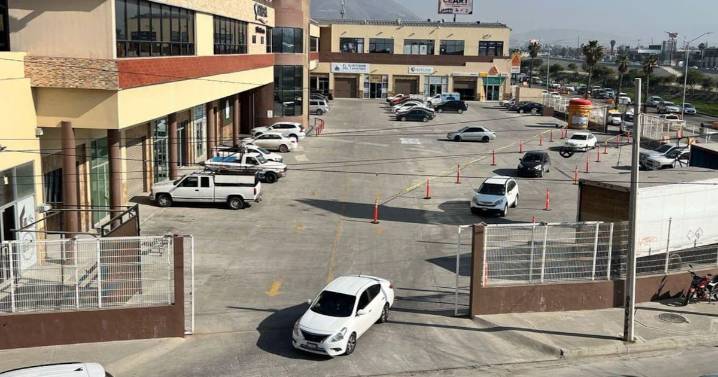 Tiene BC 45 plazas comerciales que presentaron amparo contra reforma de 40 minutos de estacionamiento gratuito