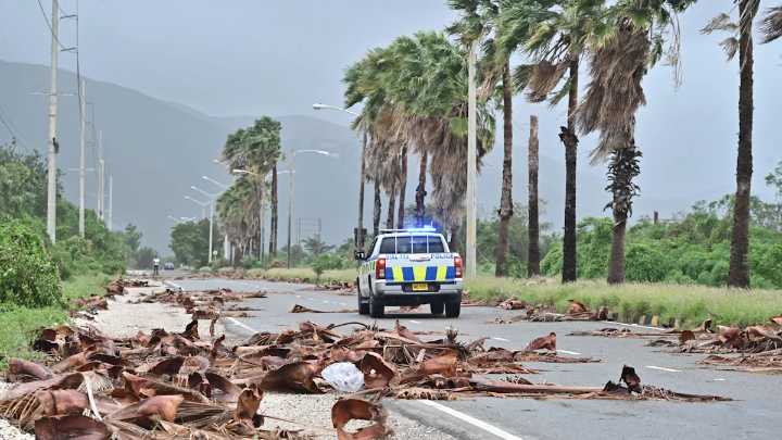 Los jamaicanos hacen movimiento posteriormente de que el huracán causara daños, inundaciones y cortes de energía