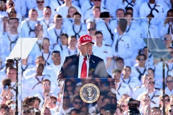 Celebra Trump 250 aniversario de la Marina pese a cierre