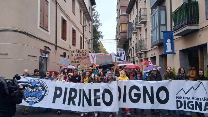 La lluvia no frena a Jaca y más de 4.000 personas salen a la calle para clamar "por un Pirineo vivo, digno y con futuro"