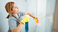 El truco de las limpiadoras de hoteles para dejar la mampara de la ducha impoluta en un minuto