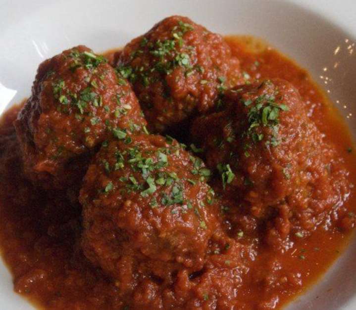 Miss Manners: Errant meatball has diner wondering who is supposed to clean it up