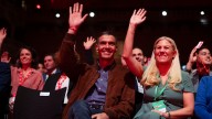 Sánchez acaricia la idea de resistir gracias a la división de la derecha