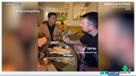 Un joven visita el restaurante de Bali donde el tarot elige tu menú: "El plato te escoge a ti"