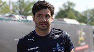 Carlos Sainz dedica su casco al chile por el GP de México