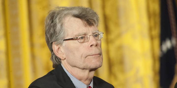 Stephen King, el autor más cuestionado en las escuelas de Estados Unidos según un informe de PEN América
