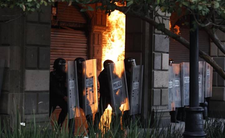En fotos, bloque negro causa destrozos y se enfrenta con policías este 2 de octubre en el Zócalo del CDMX