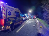 Tres heridos, dos de ellos con pronóstico reservado, en una colisión entre un turismo y un autobús en la A