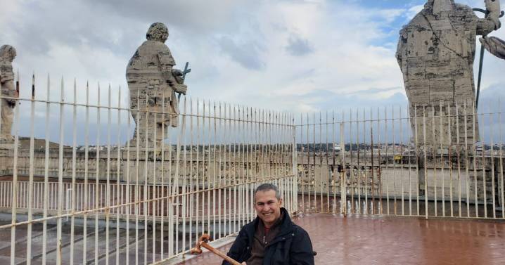 Salvadoreño heredó bastón del papa Francisco