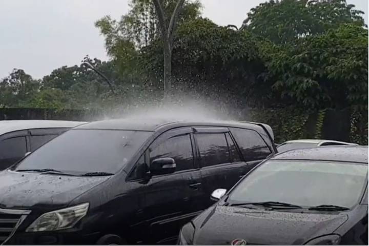 Consumo y energía. Qué le pasa a un auto eléctrico cuando llueve y cómo afecta el agua a su rendimiento