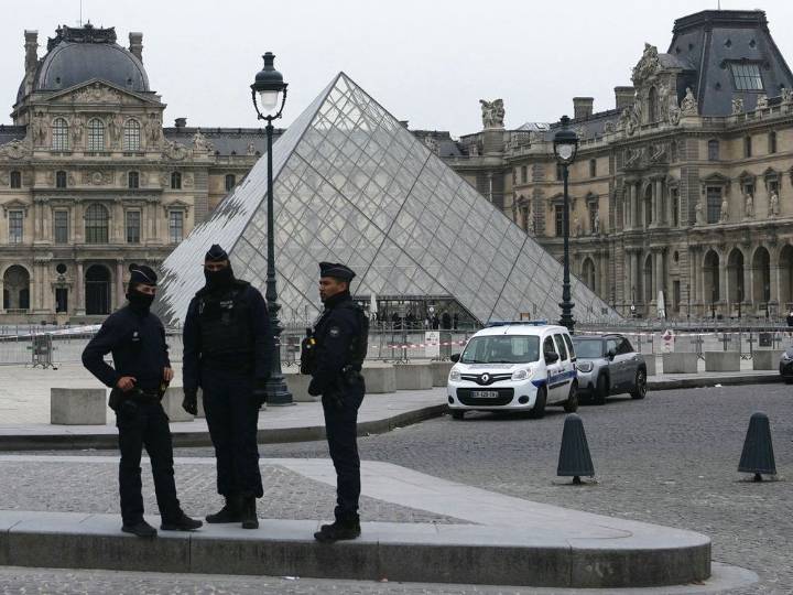 Louvre heist leaves behind DNA and dropped crown