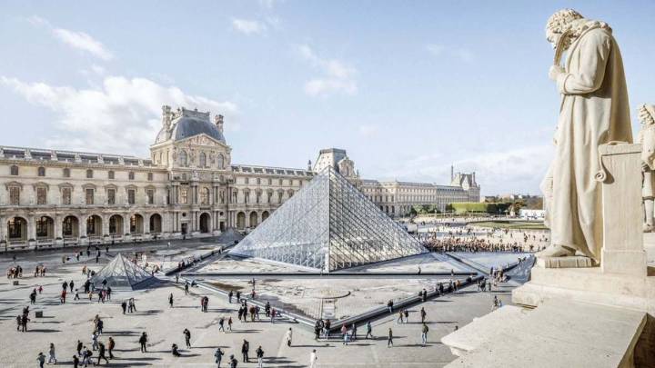 Thieves steal crown jewels in 4 minutes from Louvre Museum