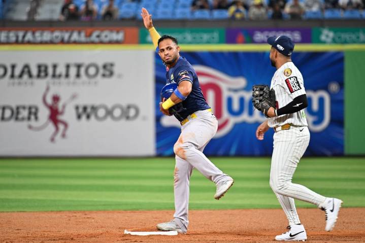 Andrelton Simmons fue el héroe para Magallanes en el primer duelo de los eternos rivales (+Video)