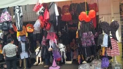 'Hacen su agosto' vendedores de disfrace…