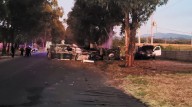 Vuelca revolvedora y causa incendio