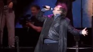 Milei cantó en medio de la crisis y el escándalo de las coimas y de los narcos