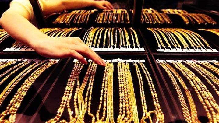 Gold Jumps ₹700 To Fresh Peak Of ₹1.24 Lakh/10 Grams As Fed Rate Cut Bets Fuel Safe