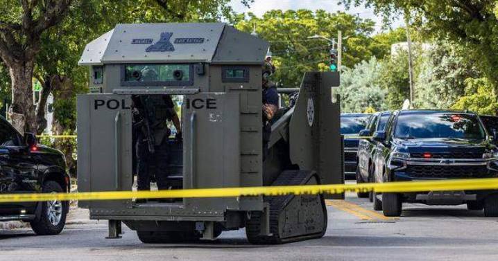 Gunman barricaded in Miami house injures 2 police officers