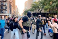 Confrontan redada en famosa calle comercial de NY