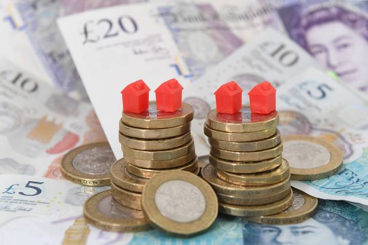 Detached home sellers making £122,500 gross profit on average, analysis finds