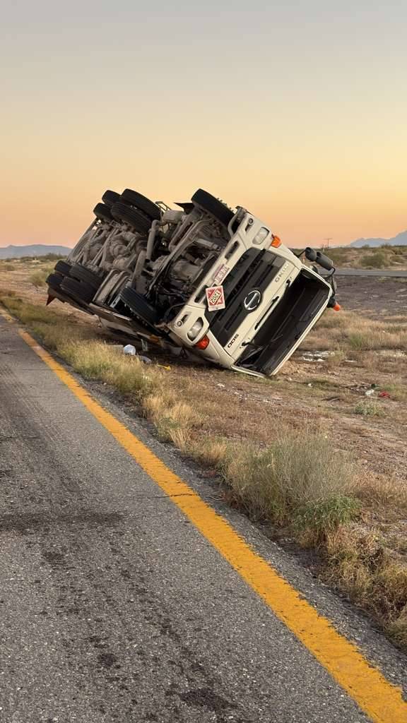 Alertan por volcadura de pipa en carretera Chihuahua