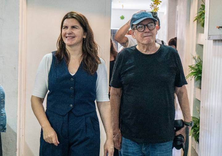 Silvio Rodríguez visitó un centro cultural del barrio San Norberto y fue homenajeado