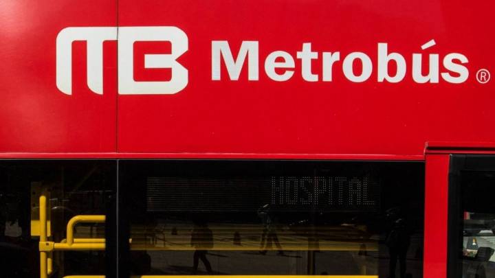 Metrobús Línea 7 frena de emergencia y cuatro pasajeras resultan lesionadas