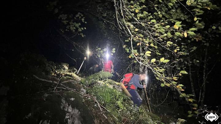Así fue el rescate en plena madrugada de dos montañeros perdidos en una ruta por Amieva