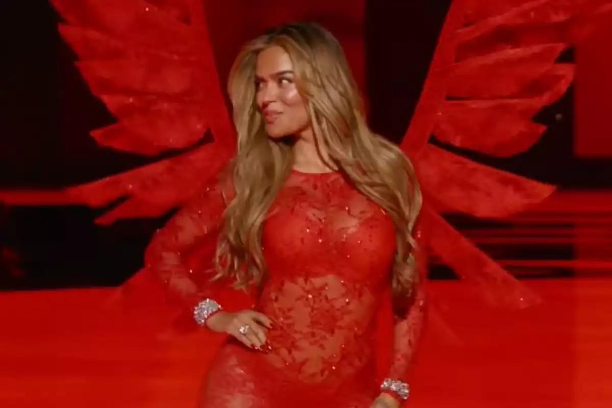 Victoria's Secret Fashion Show 2025: Karol G se convierte en ángel y canta en el desfile más icónico de la moda