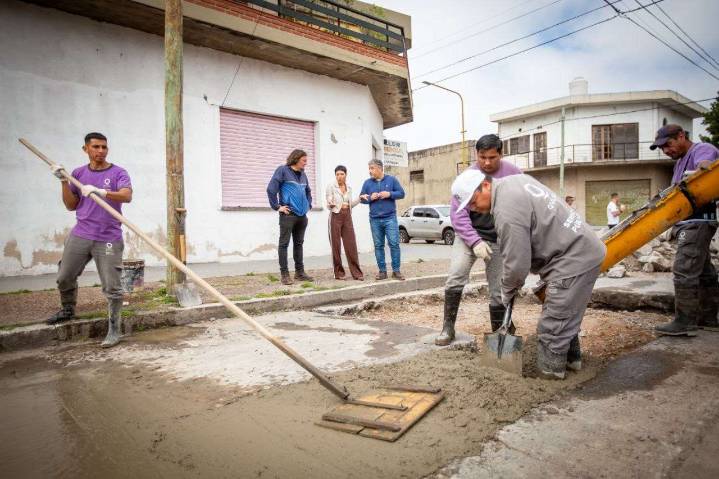 Operativo integral de limpieza y tareas de bacheo en Bernal Oeste